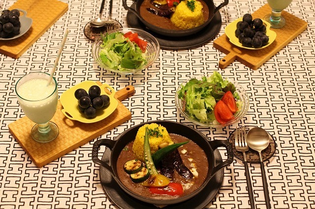 夏野菜カレーの食卓