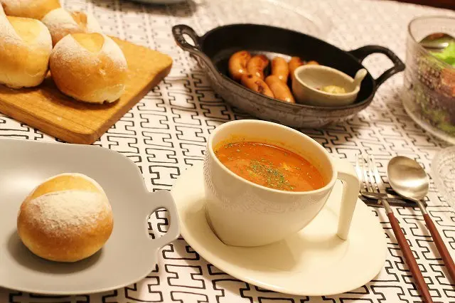 高塚和則さんのパン皿や花形コースターでぬくもりのあるコーディネート