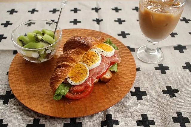 高塚和則さんのパン皿や花形コースターでぬくもりのあるコーディネート