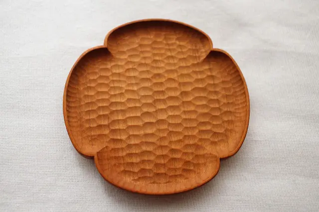 高塚和則さんのパン皿や花形コースターでぬくもりのあるコーディネート
