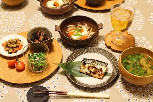 高塚和則さんのパン皿や花形コースターでぬくもりのあるコーディネート