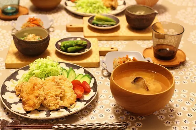 高塚和則さんのパン皿や花形コースターでぬくもりのあるコーディネート