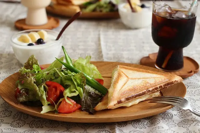 高塚和則さんのパン皿や花形コースターでぬくもりのあるコーディネート